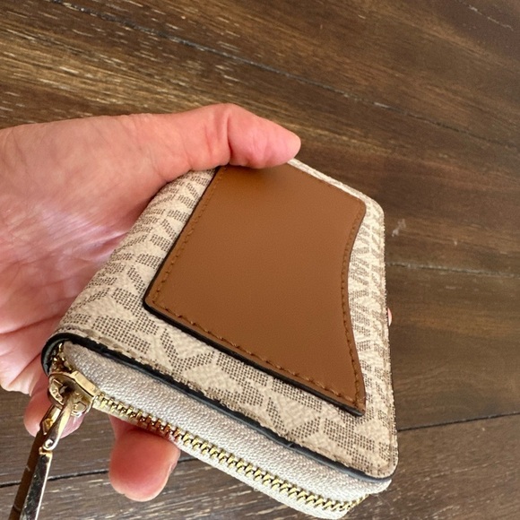 Michael Kors zip around wallet - Picture 15 of 15